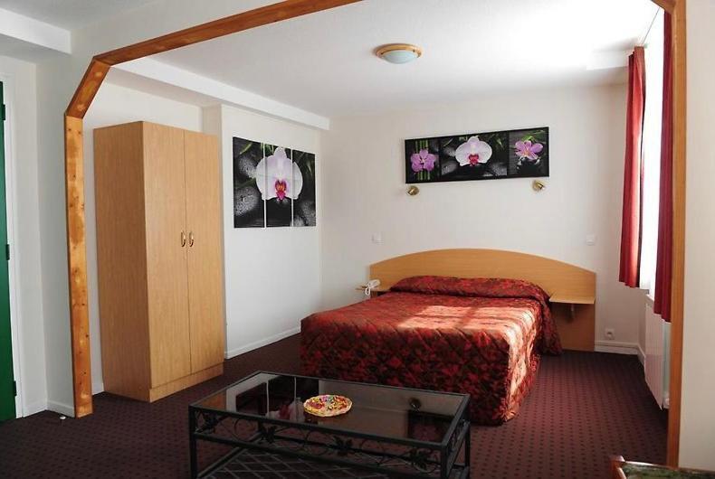 Logis Hotel Le Val De Vence Launois-sur-Vence ภายนอก รูปภาพ