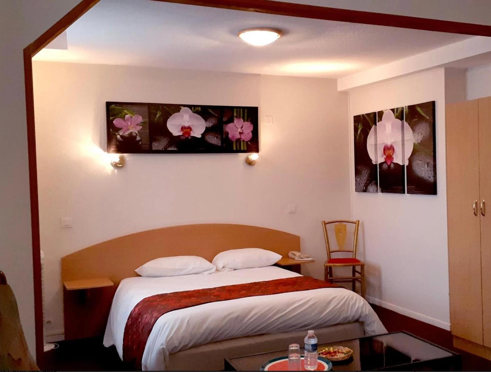 Logis Hotel Le Val De Vence Launois-sur-Vence ภายนอก รูปภาพ