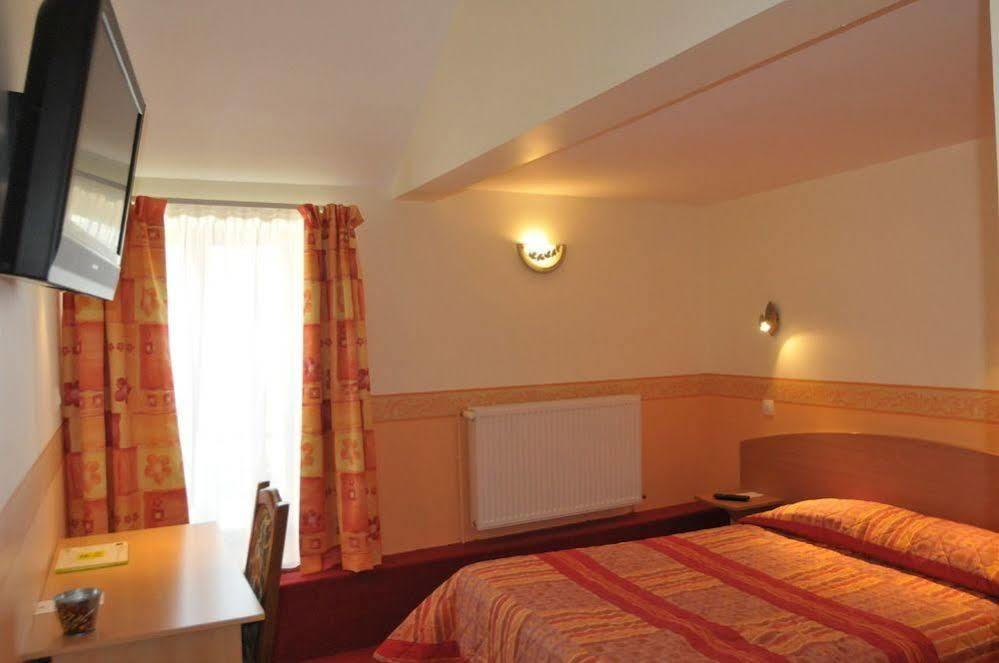 Logis Hotel Le Val De Vence Launois-sur-Vence ภายนอก รูปภาพ